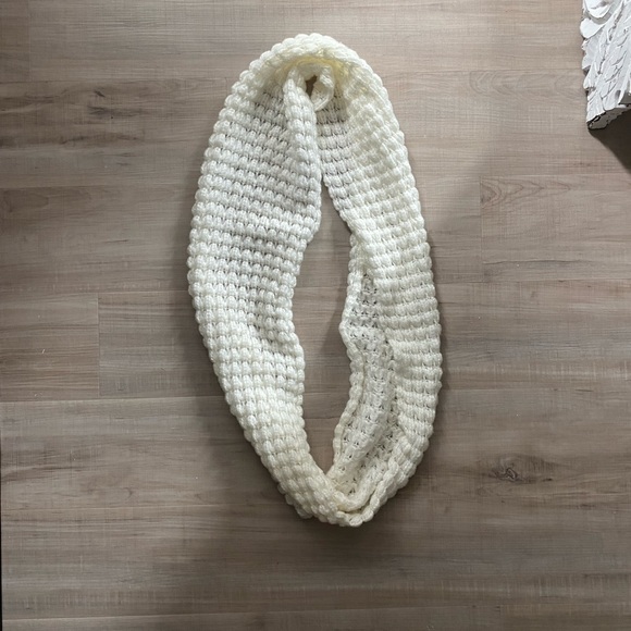 4/$30๐ฆ White knit infinity scarf - Picture 1 of 1